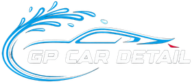 Logotipo azul de un lavadero de autos con el contorno estilizado de un autom&oacute;vil y un chorro de agua, con la etiqueta &ldquo;GP CAR DETAIL&rdquo;.