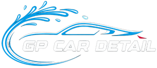 Logotipo azul de un lavadero de autos con el contorno estilizado de un autom&oacute;vil y un chorro de agua, con la etiqueta &ldquo;GP CAR DETAIL&rdquo;.