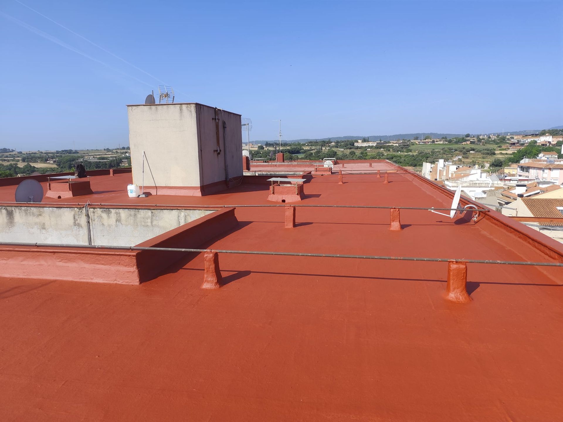 Un techo rojo con una chimenea encima