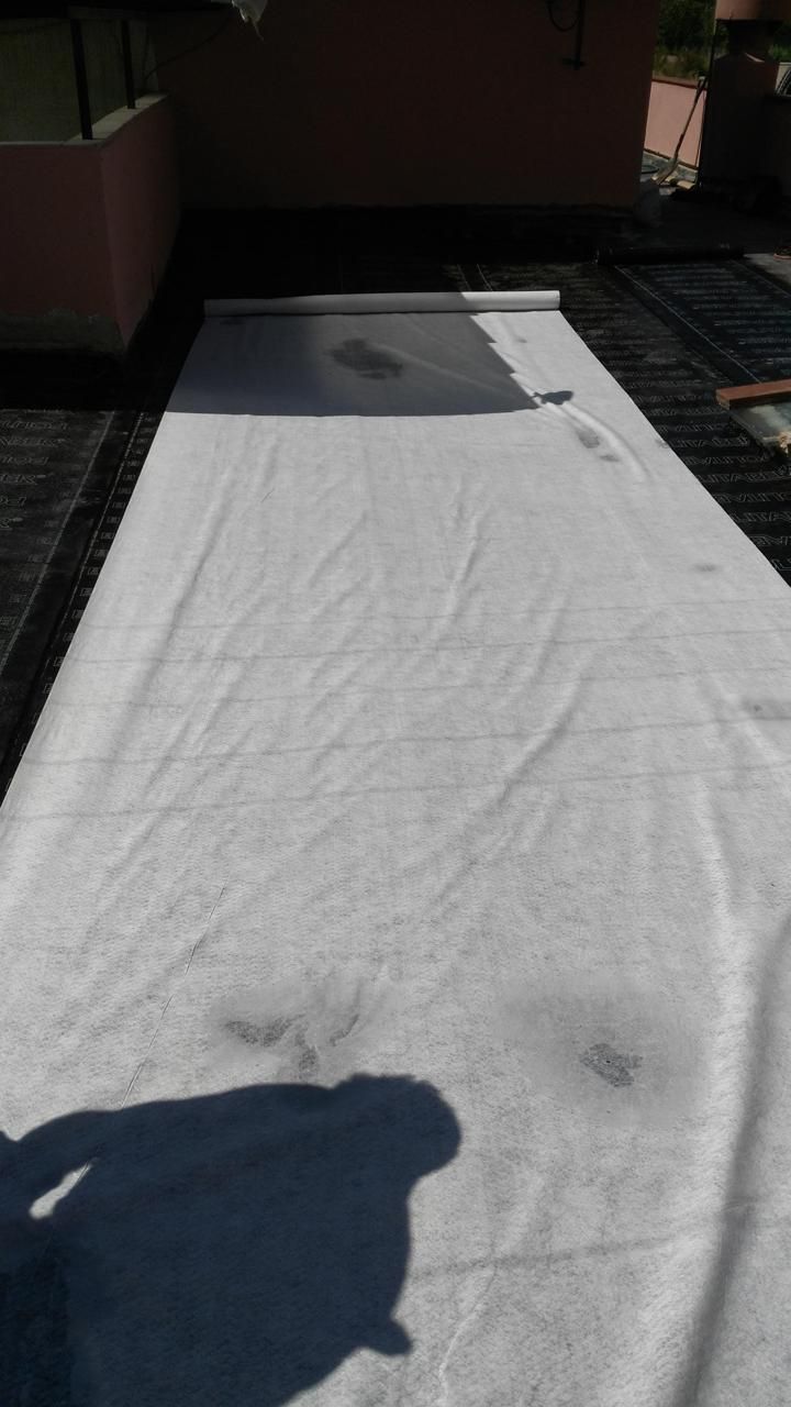 La sombra de una persona se proyecta sobre una tela blanca en el suelo.