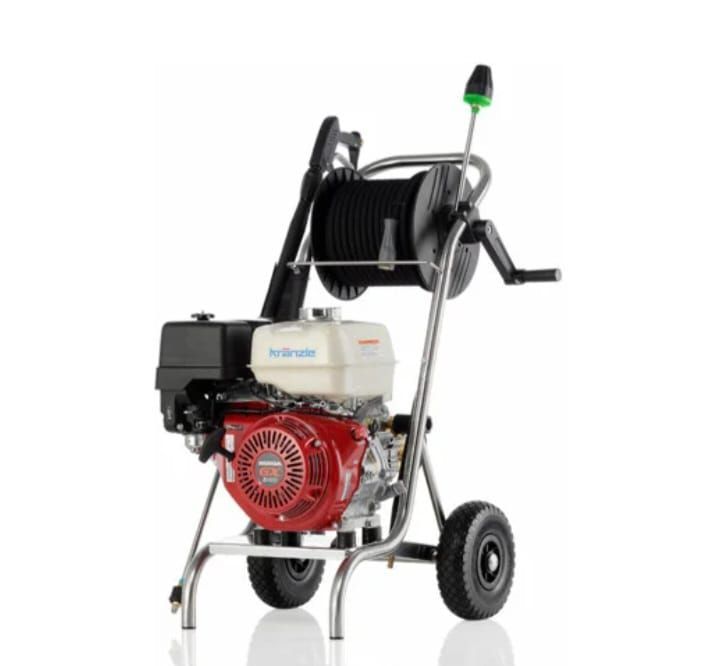 Roter und weißer Honda-Hochdruckreiniger auf Metallgestell mit Schlauchtrommel.