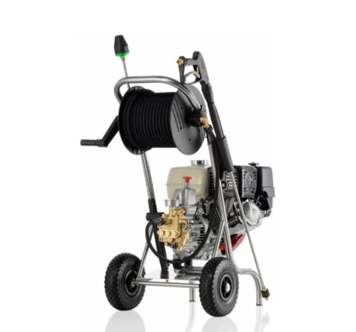 Hochdruckreiniger auf Rädern mit schwarzer Schlauchtrommel und Benzinmotor.