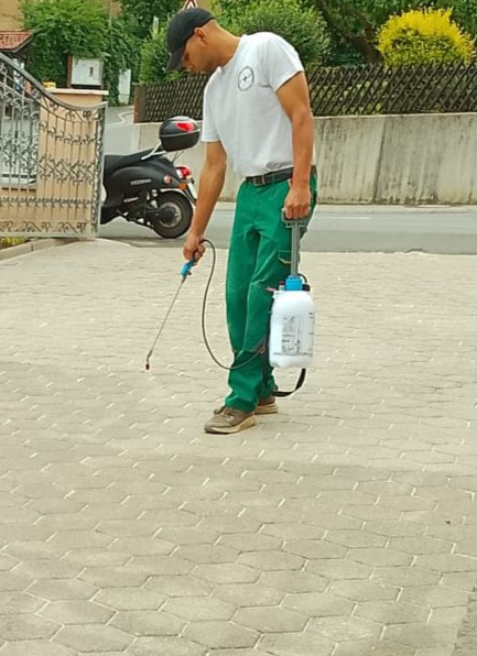 Geschäftsführer Reinigt denn Hof