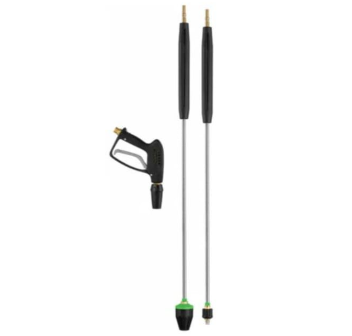 Komponenten des Hochdruckreinigers: eine schwarze Spritzpistole, zwei silberne Stäbe und eine grüne Düse.