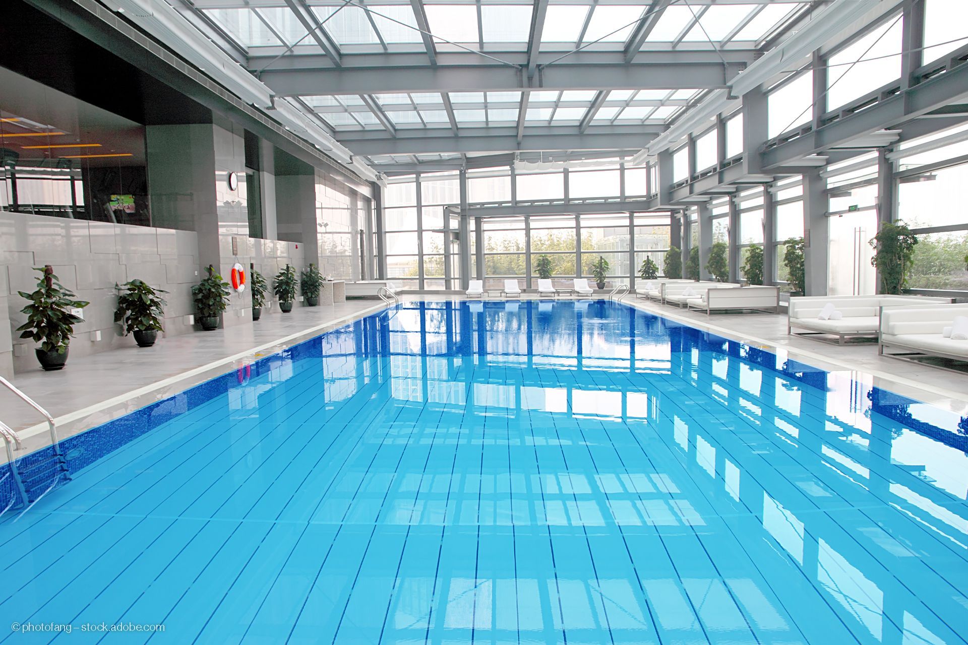Öffentliches Schwimmbad mit vielen Fenstern