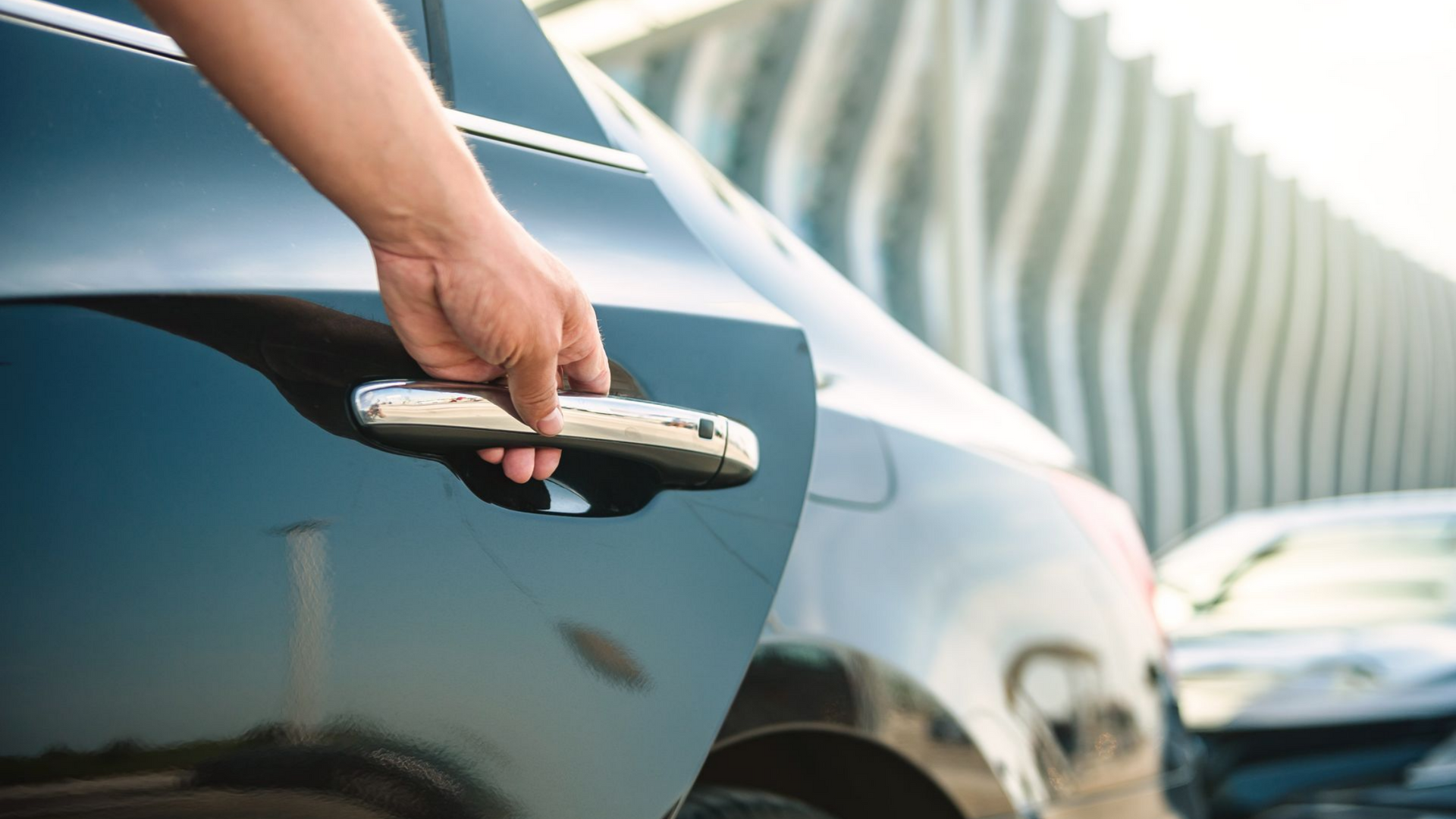Ouverture d'une portière de voiture noire