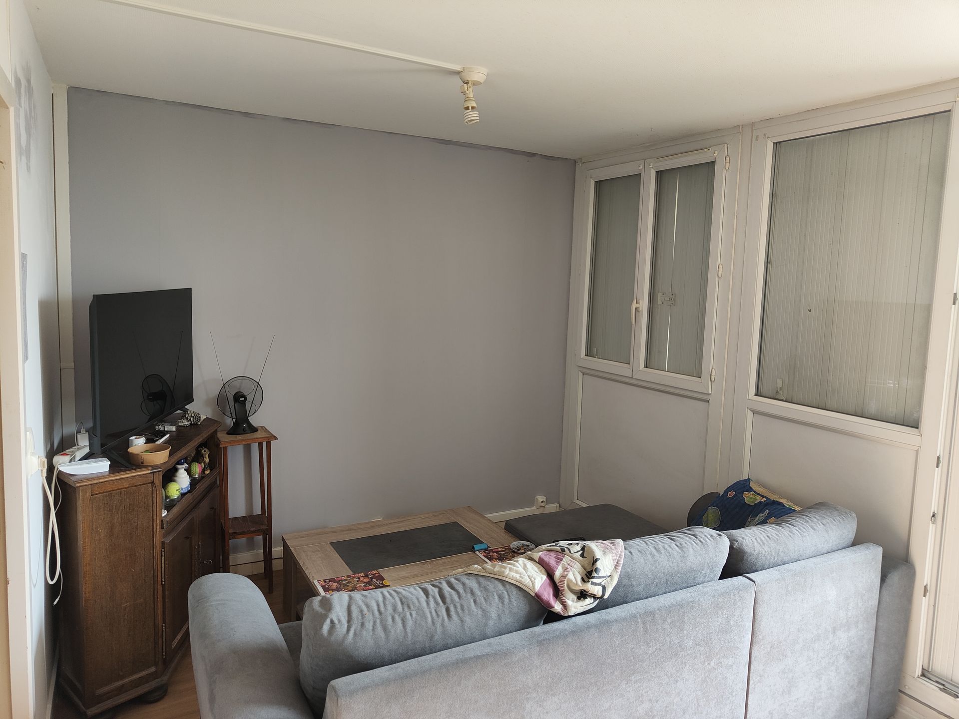 Un salon avec un canapé et une télévision