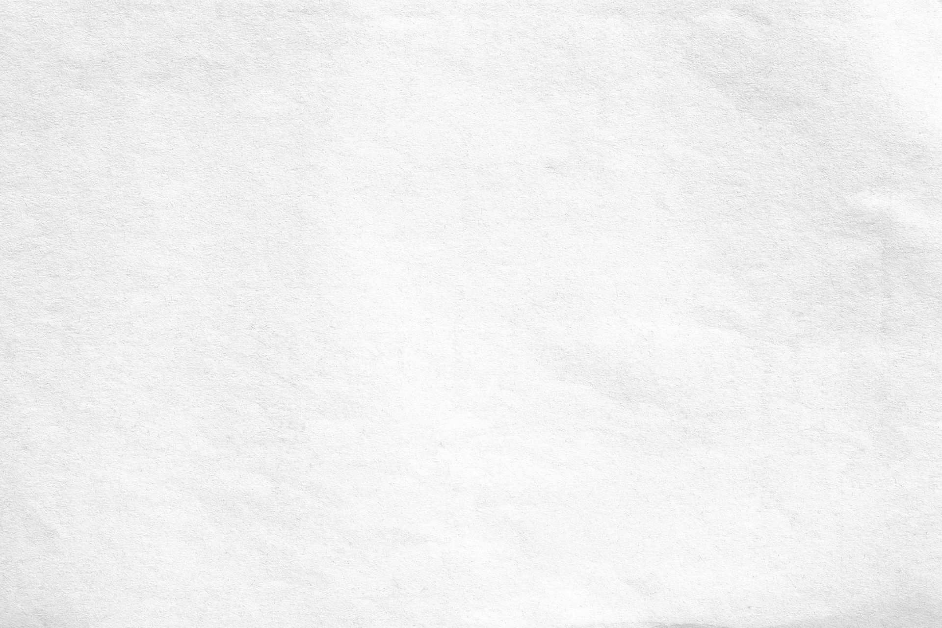 Surface texturée blanche unie avec de légères nuances de gris et un pli horizontal subtil.