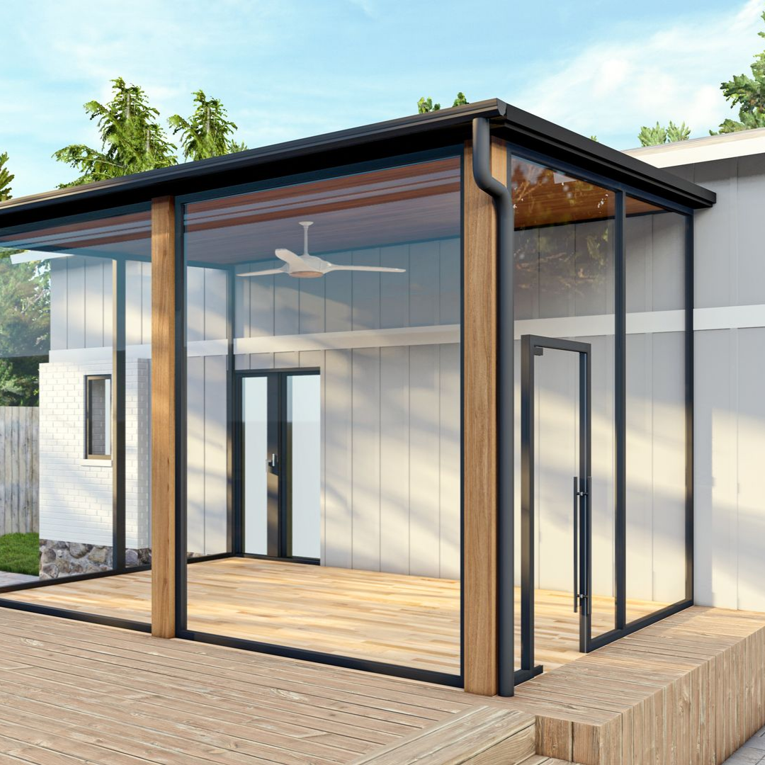 Une terrasse couverte en bois est dotée d'une structure moderne en verre.