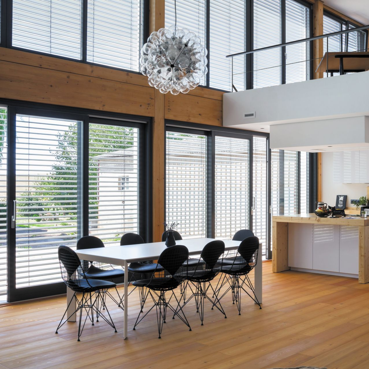 Un coin repas moderne avec une table blanche et six chaises.