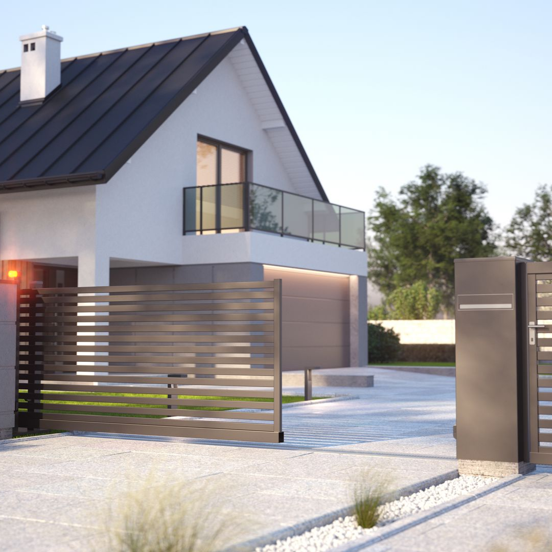 Une maison moderne blanche de deux étages avec un toit noir et un balcon.