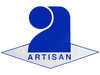 Logo Blue Artisan avec une figure stylisée au-dessus du mot « ARTISAN » sur un contour en forme de losange