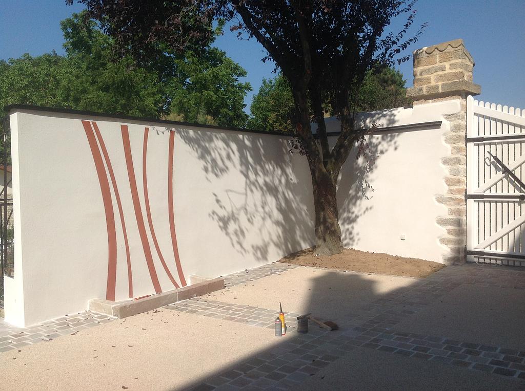 07.2018 Réalisation de motifs en enduit à l'aide de pochoirs