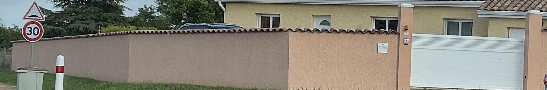 Enduit sur mur de clôture - Finition ECRASEE