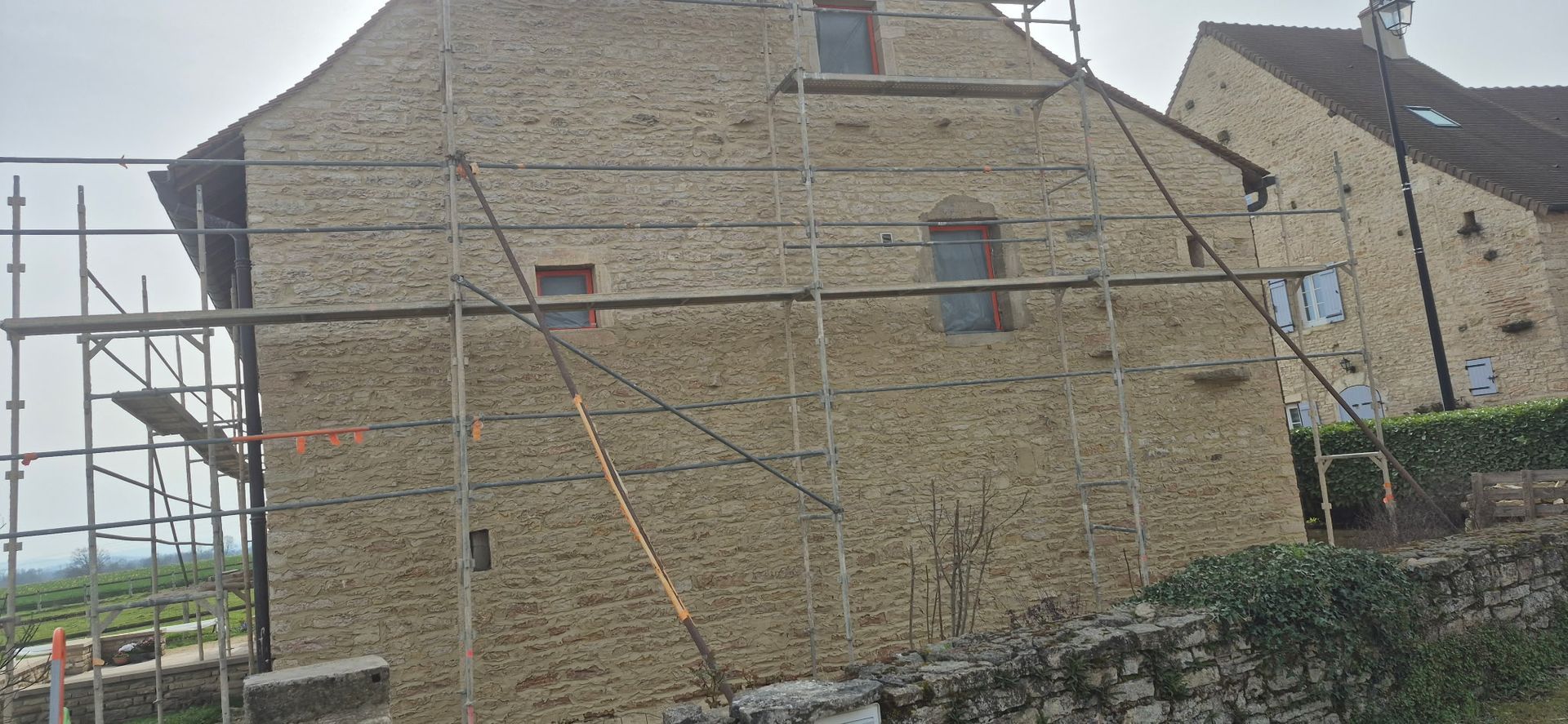 Travaux de rejointoiement de mur ancien