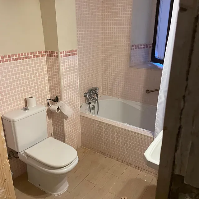 Un cuarto de baño con inodoro, lavabo y bañera.