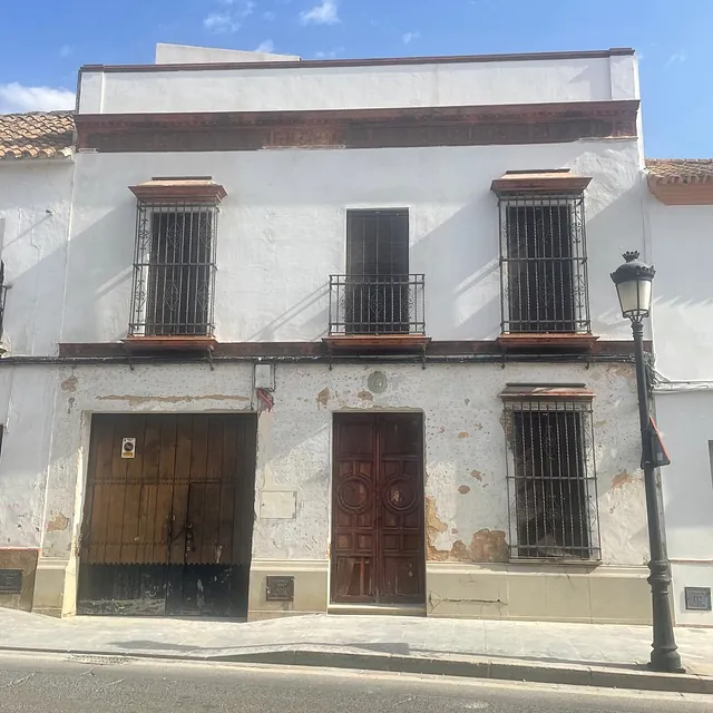 Un edificio blanco con un cartel que dice