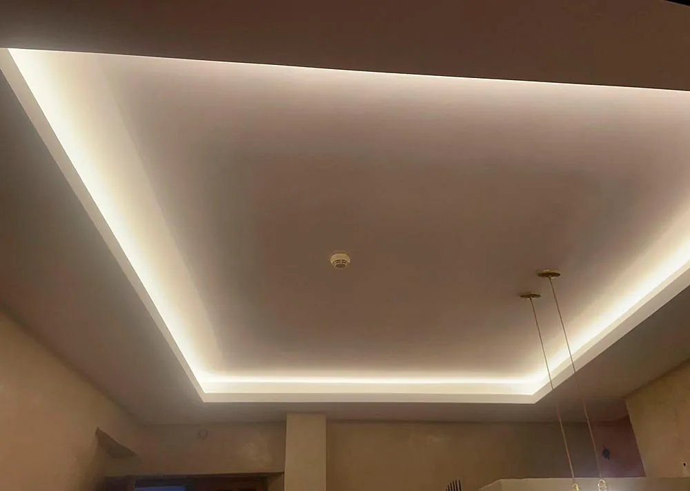 Un techo con muchas luces.