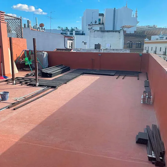 Un tejado con muchos trozos de madera encima.