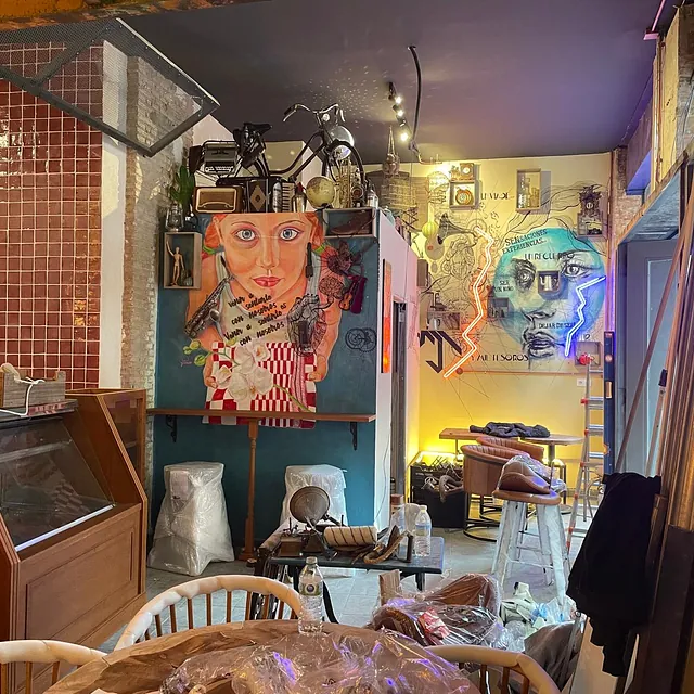 Una habitación con una pintura de una mujer en la pared.