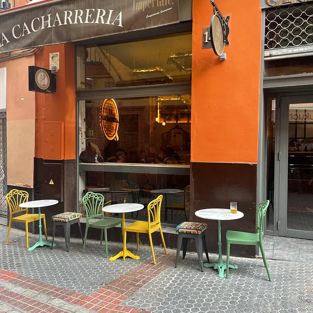 Mesas y sillas en el exterior de un restaurante de cacharrería