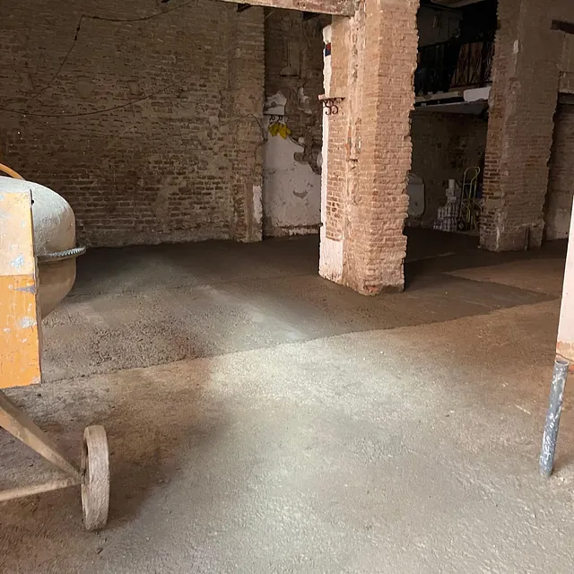 Hay una hormigonera en el medio de una habitación.