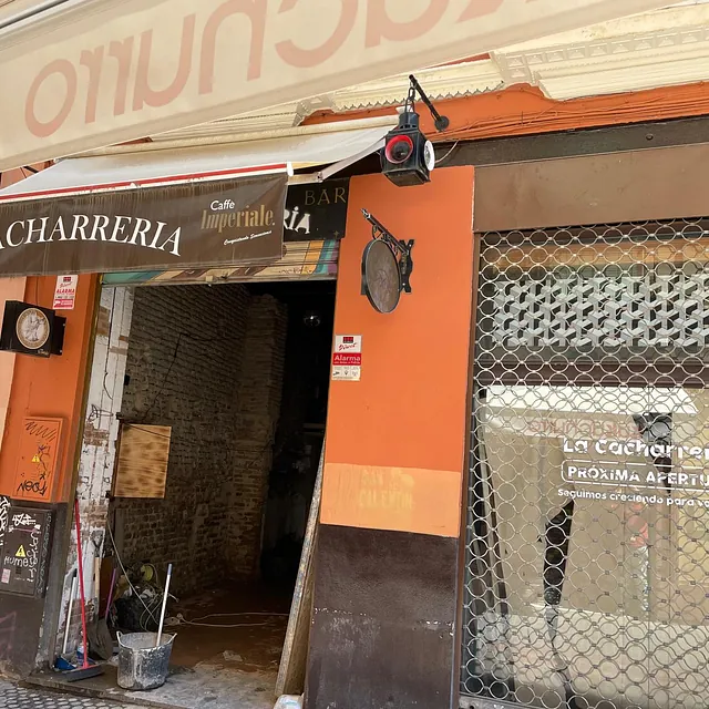 Un edificio con un cartel que dice charrera.