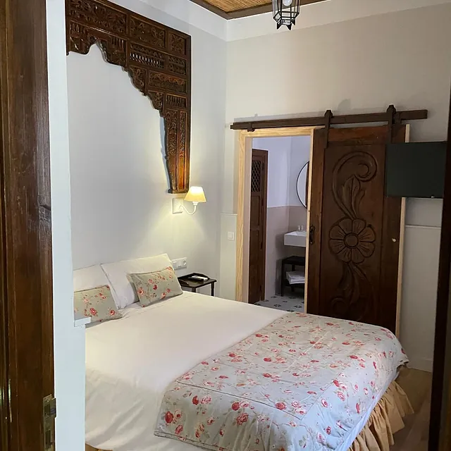 Un dormitorio con una cama tamaño king y una puerta corrediza tipo granero.