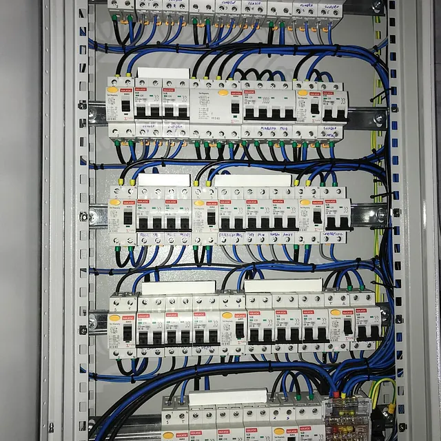 Una gran caja eléctrica llena de cables e interruptores.