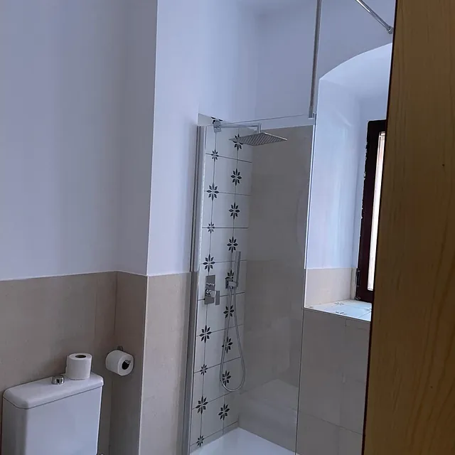 Un cuarto de baño con inodoro, ducha y bañera.