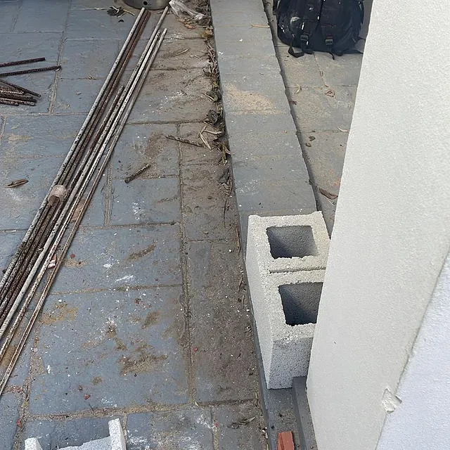 Un bloque de hormigón con un agujero en el medio.