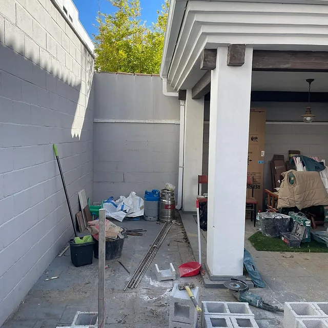 Un área de patio con muchas herramientas y cajas en el suelo.