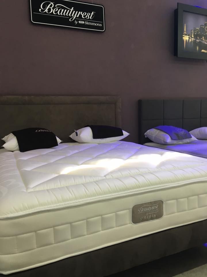 Zoom sur des lits dans le salon de Espace Literie