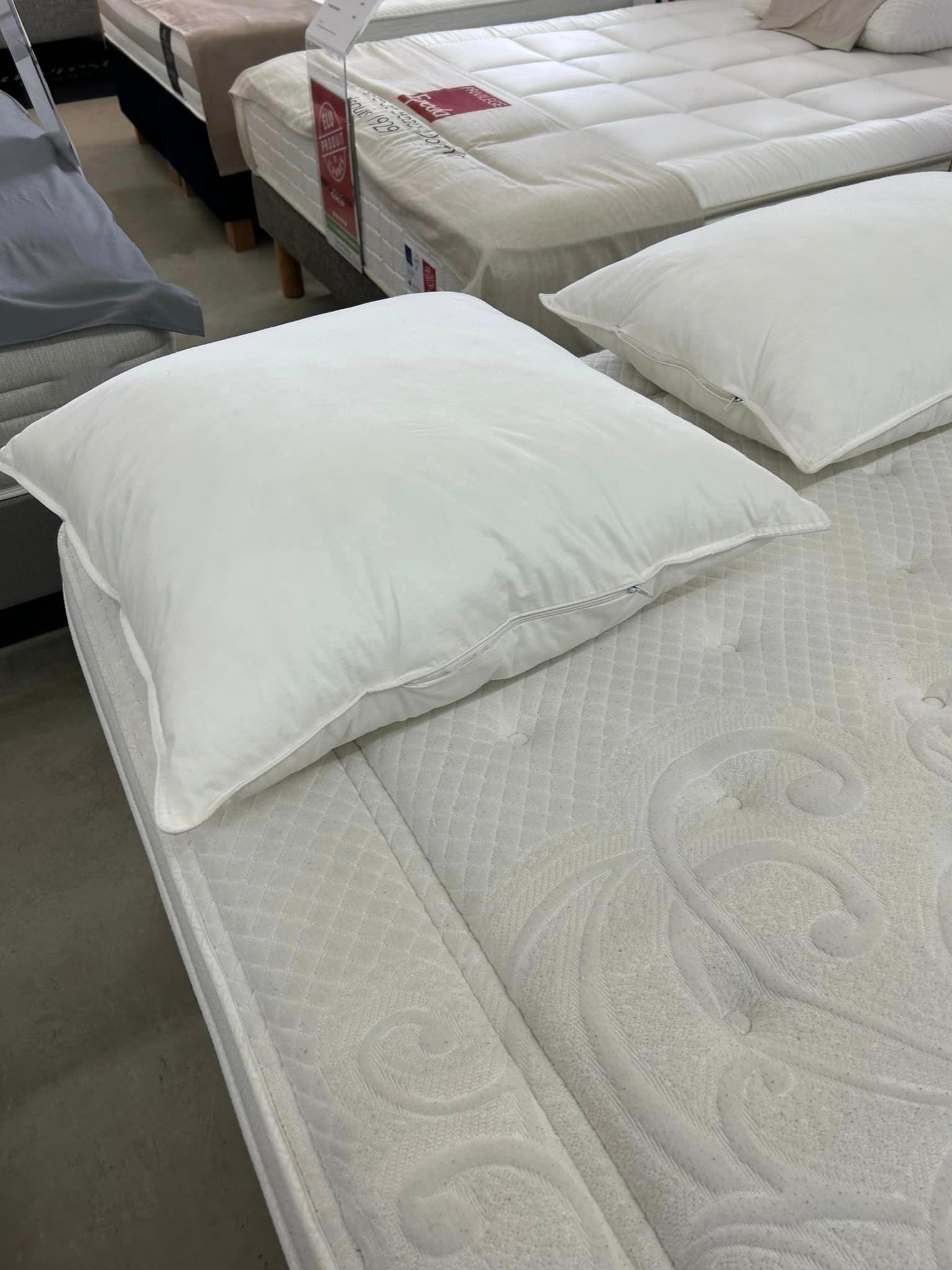 Deux oreillers posés sur un matelas