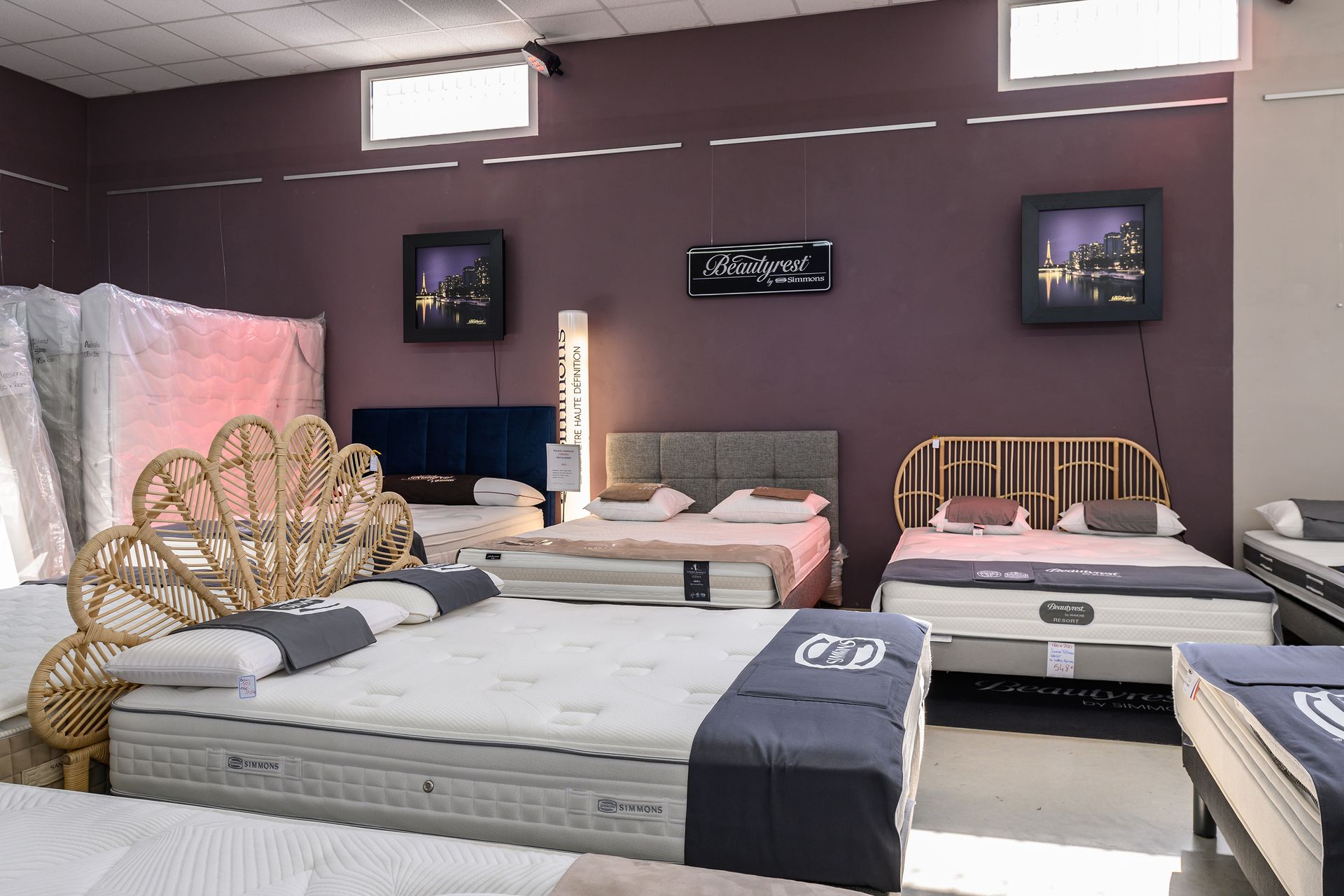 Lit beige dans une chambre avec un mur de fond bleu