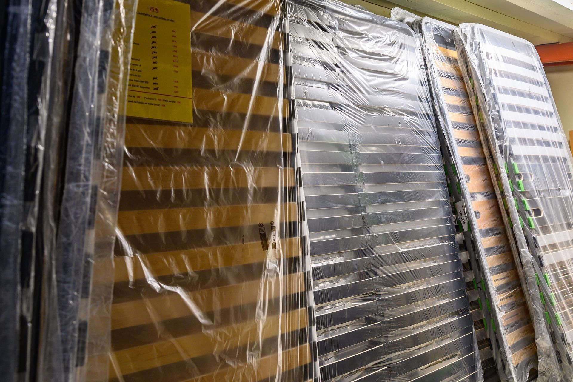 Focus sur un cadre de lit noir avec un sommier à lattes