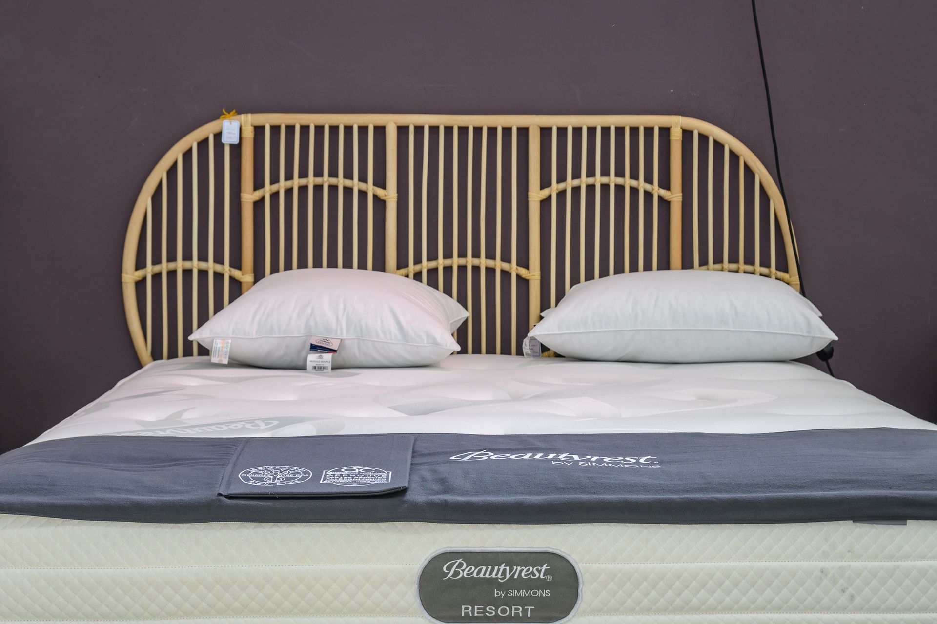 Focus sur le bord d'un lit avec une tête de lit en rotin