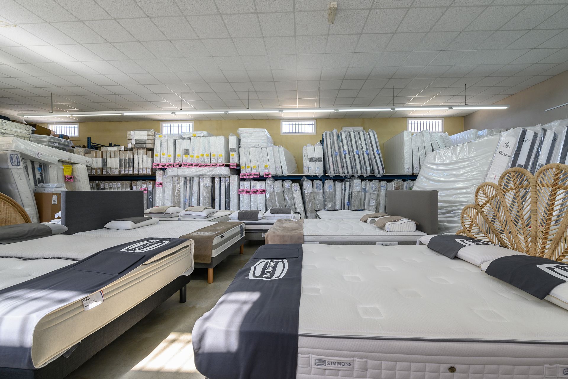 Hangar d'Espace Literie vu en hauteur avec beaucoup de matelas