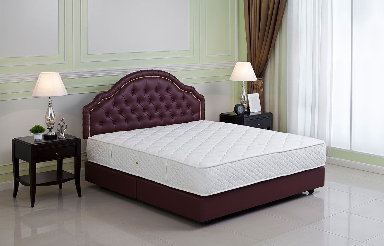 Chambre avec un lit comportant un sommier tapissier et une tête de lit de style vintage