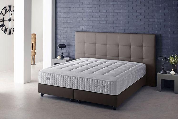 Sommier gris convertible dans une chambre