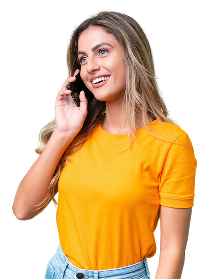 Femme au t-shirt jaune au téléphone