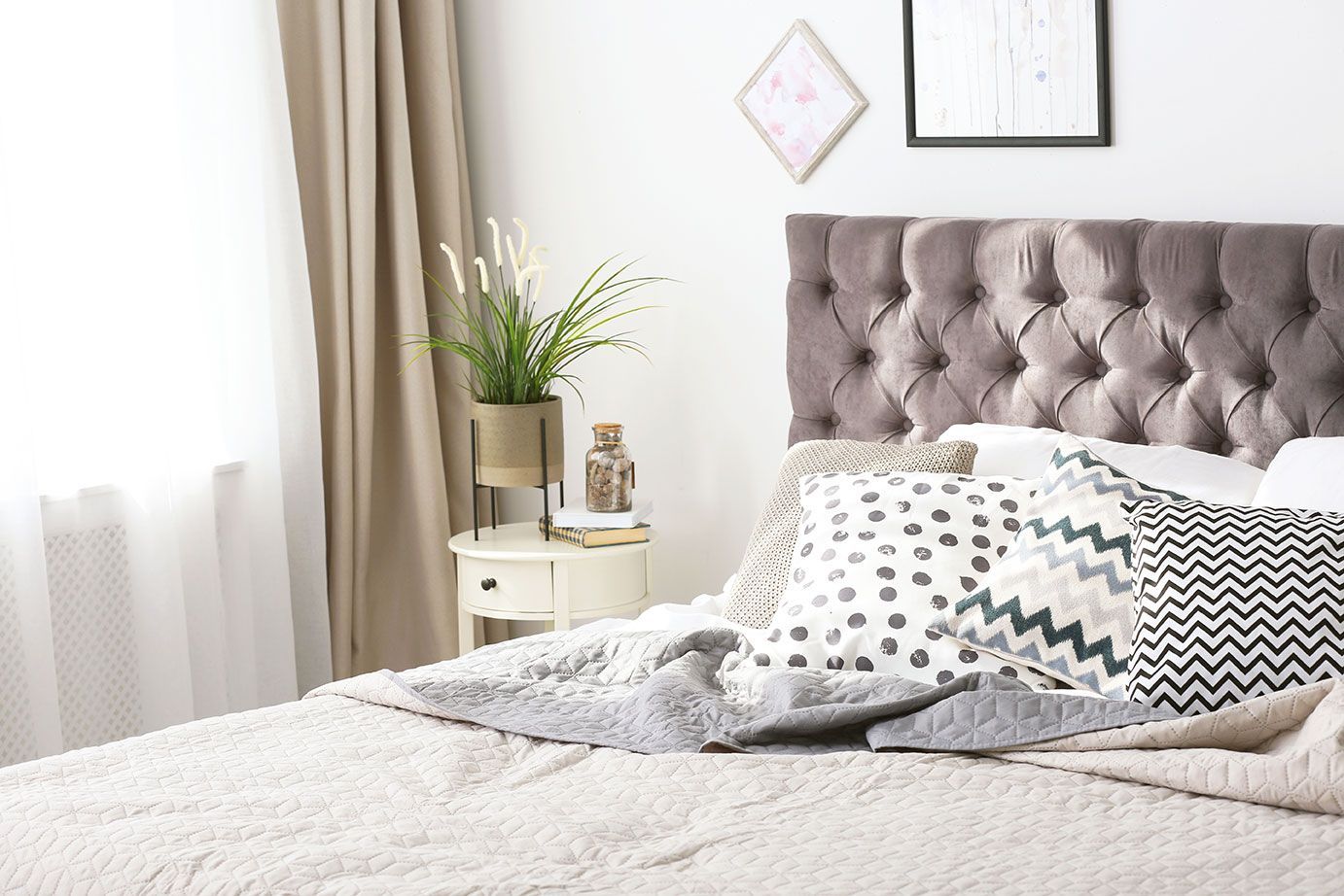 Lit avec des motifs et tête de lit marron