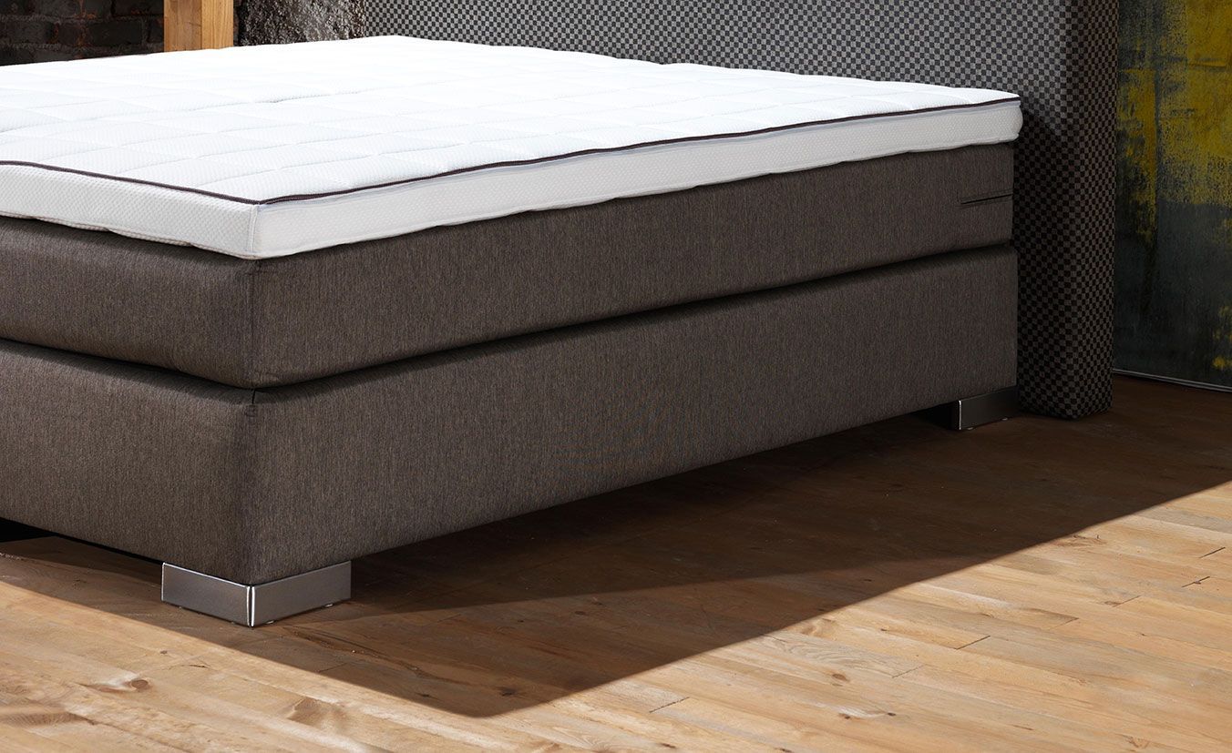 Sommier tapissier noir avec un surmatelas