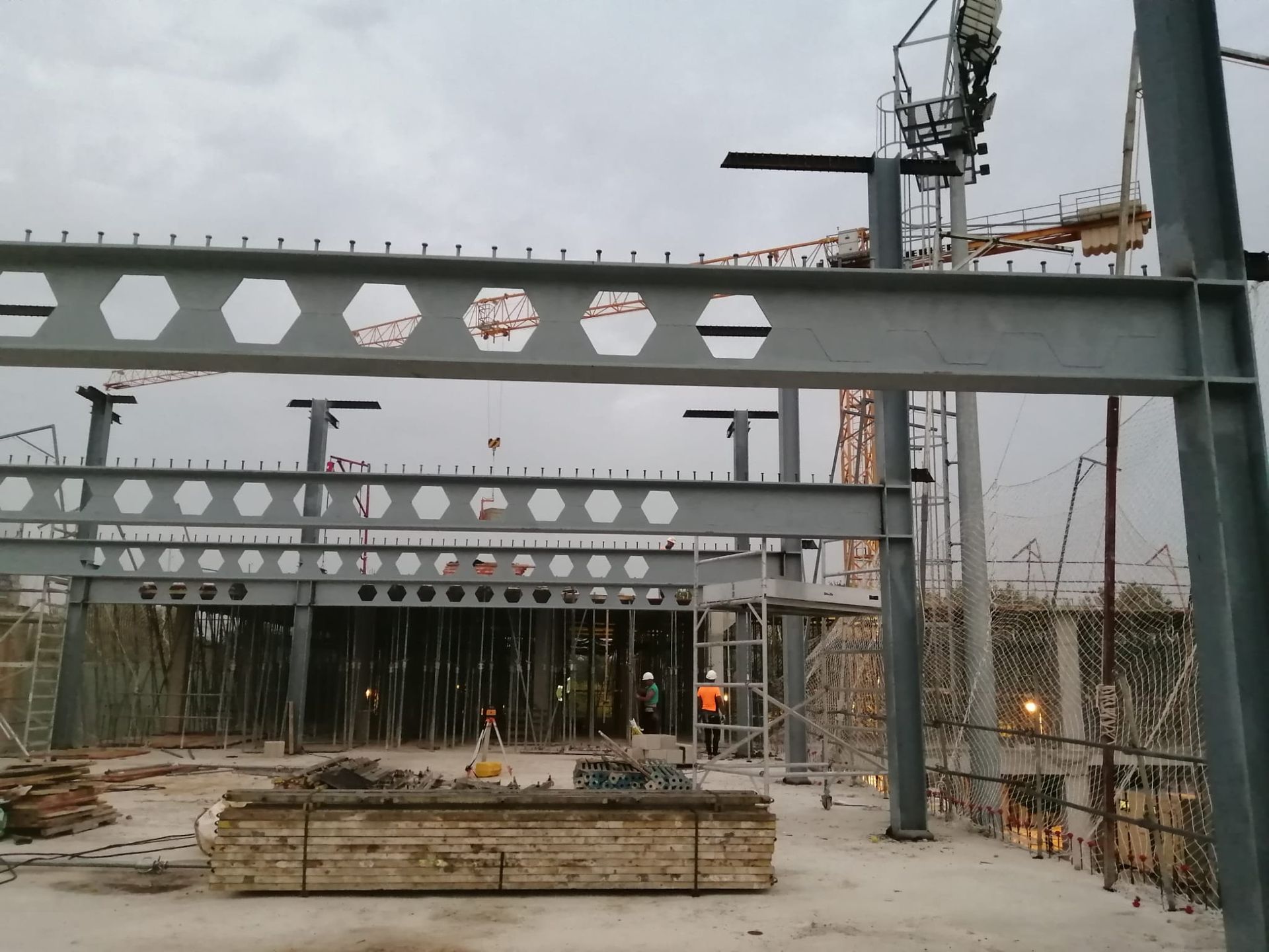 Un edificio en construcción con una grúa al fondo.