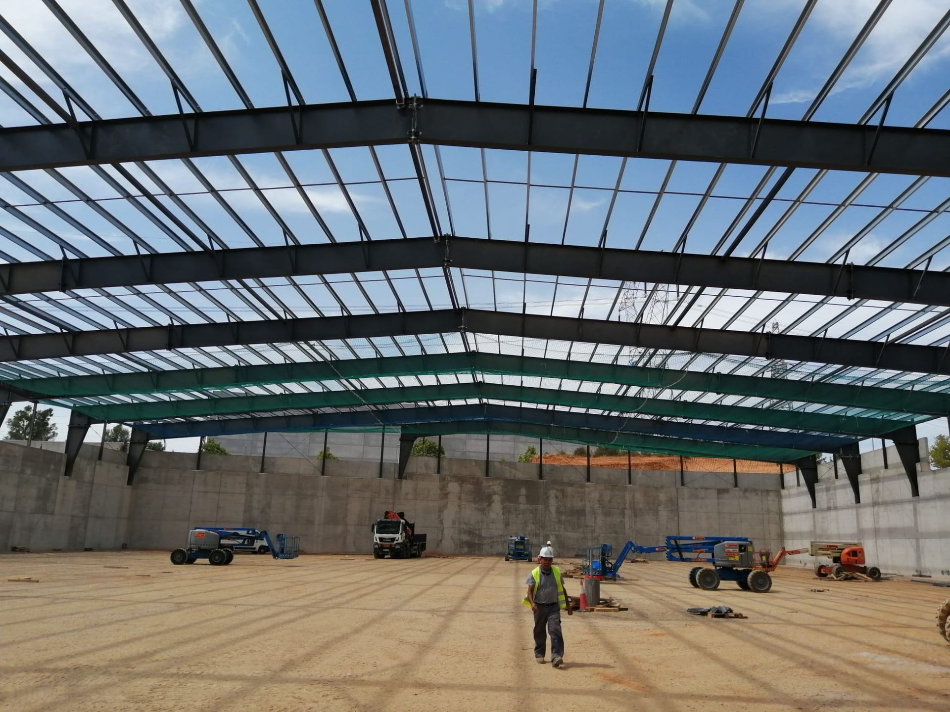 Un hombre está parado en medio de un gran edificio en construcción.