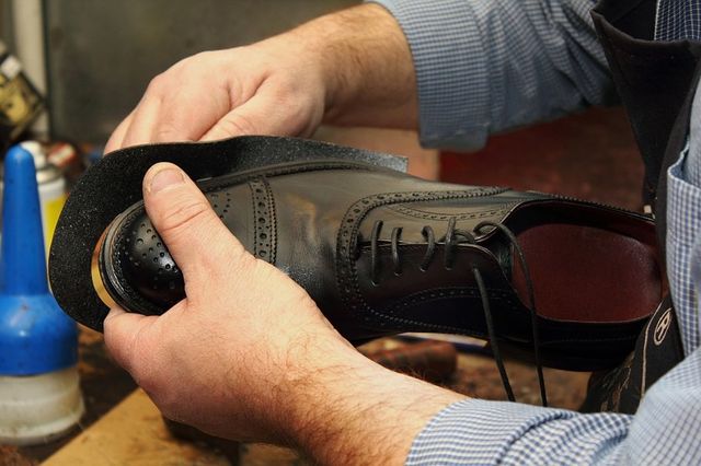 Cordonnier, reparation chaussures bottes maroquinerie cuir