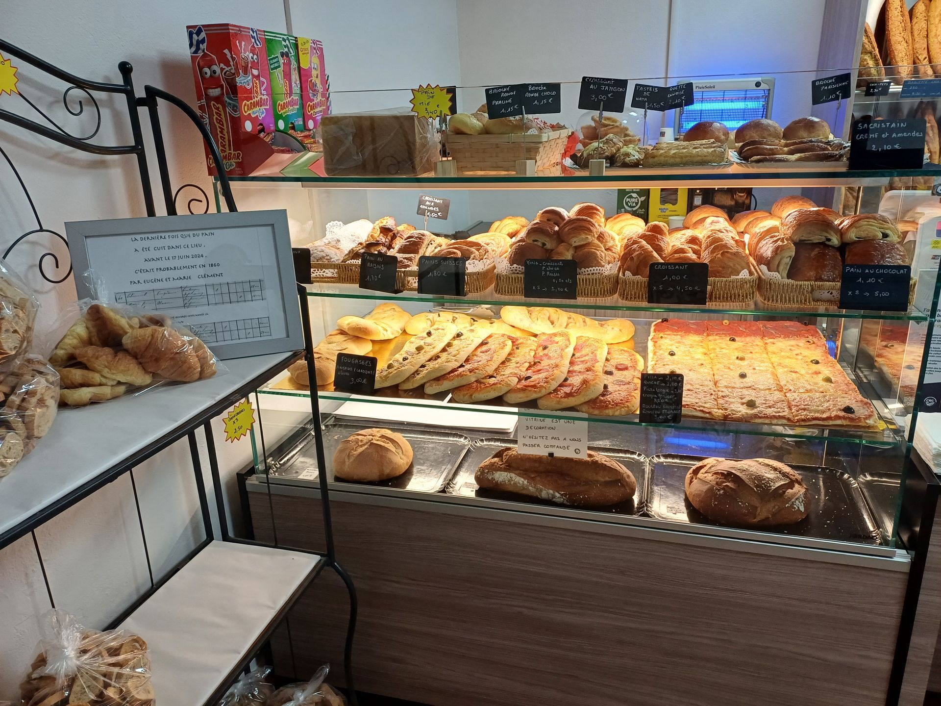 Une vitrine avec des pizzas