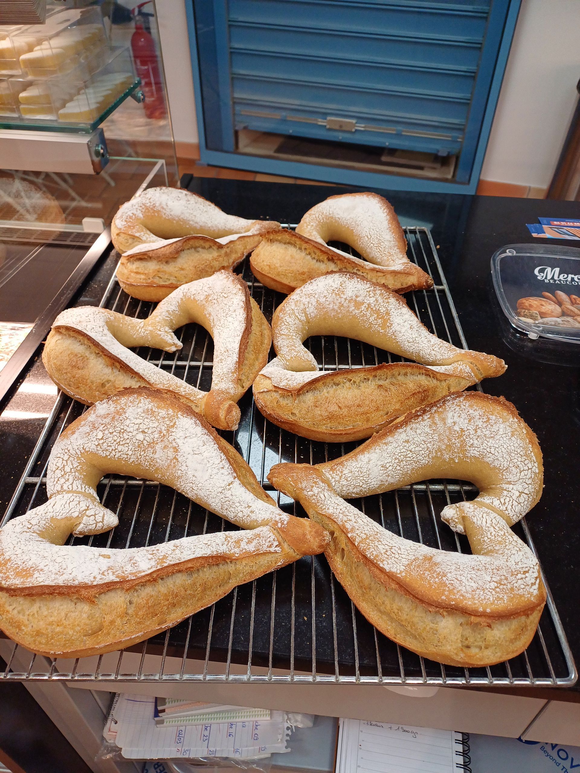 Des pains en forme de cœur saupoudrés de farine