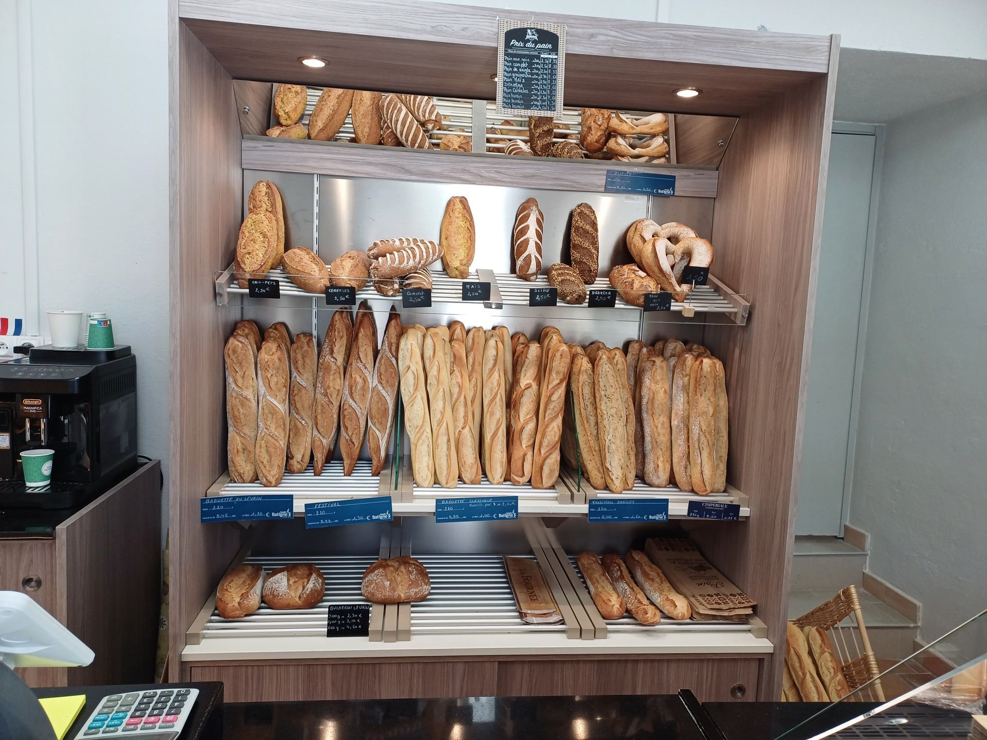 Une vitrine avec du pain