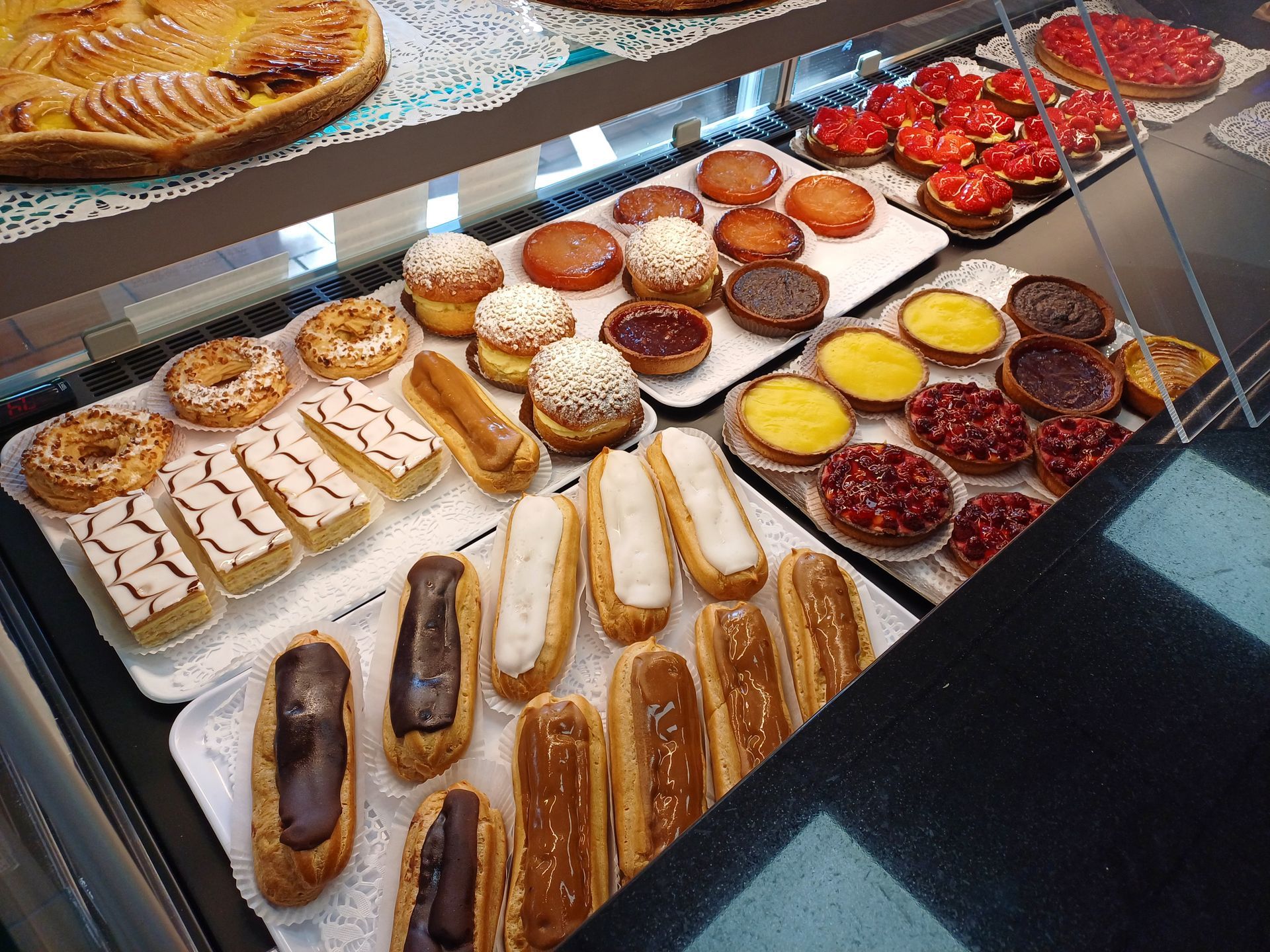 Des pâtisseries avec des éclairs au chocolat